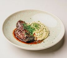 Телячьи щечки с картофельным пюре