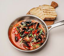 Сковорода мидий с томатным соусом и базиликом