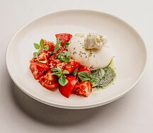 Буррата с томатами и базиликом