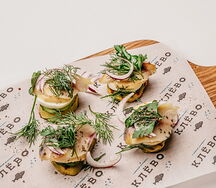 Клевые бутеры на печеном картофеле с копченой скумбрией