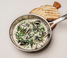 Сковорода мидий в соусе горгонзола