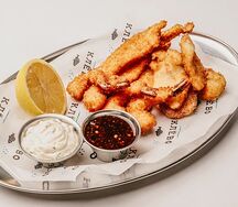 Ассорти из кальмаров, креветок и трески