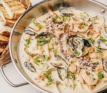 Ассорти из морепродуктов в соусе горгонзола