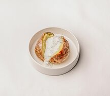 Картофель печеный с соусом дзадзики