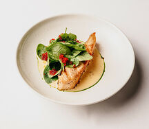 Стейк из лосося с голландским соусом и молодым шпинатом