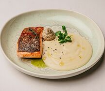 Стейк из форели с пюре из сельдерея