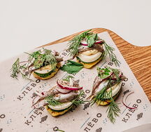 Клевые бутеры на печеном картофеле с черноморской килькой