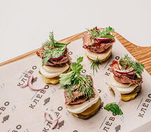 Клевые бутеры на печеном картофеле с ростбифом