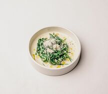 Шпинат со сливками и пармезаном