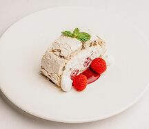 Фисташковый рулет с малиной и кремом маскарпоне