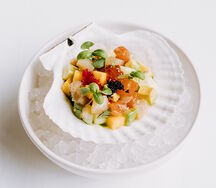 Тартар из гребешка с лососем и тайским манго