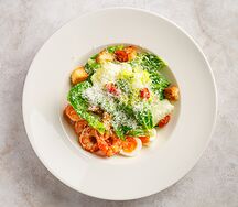 Салат Цезарь с креветками