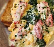 Скрэмбл с крабом, шпинатом и сливочным соусом