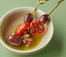 Осьминог, вяленый томат и оливка