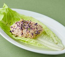 Мусс из тунца на листе ромэна