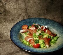 Микс салатов с хамоном, черри и грушевым соусом