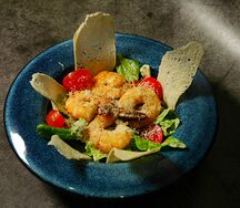 Салат Цезарь с креветками 