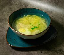Куриный бульон с отварным яйцом