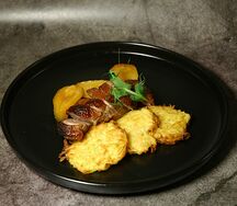 Подкопченное утиное филе с картофельными драниками и грушей