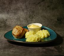 Куриные котлетки с картофельным пюре и сырным соусом
