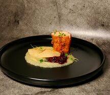 Свиная вырезка с ежевичным соусом и печеной грушей