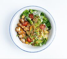 Салат с соусом цезарь и куриными стрипсами