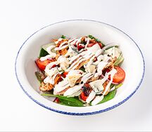 Салат с курицей, голубым сыром и соусом ранч