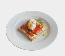 Яйцо пашот на тосте с печеным перцем и мягким сыром