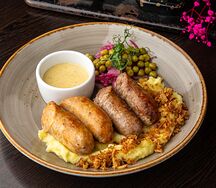 Колбаски балканские с картофельным пюре и зелёным горошком