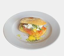 Яйцо пашот с лососем и авокадо на чиабатте