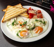 Глазунья с куриной грудкой