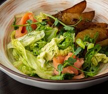 С лососем, картофелем по-деревенски и медово-горчичной заправкой