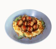 Фрикадельки с картофельным пюре и брусничным соусом