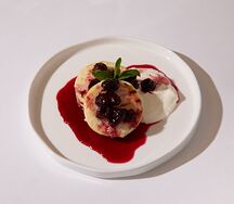 Сырники с вишней и сметаной