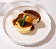 Сырники с соленой карамелью и сметаной