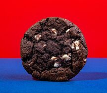 Кукис с шоколадом и кусочками белой глазури