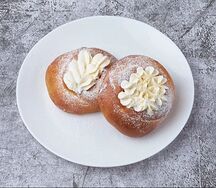 Булочка с клубникой и кремом