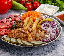 Шаурма арабская на тарелке с курицей