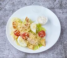 Салат Цезарь с курицей
