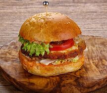 Бургер с курицей и кунжутом