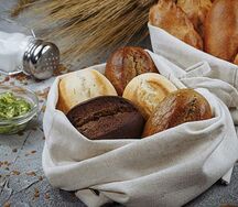 Корзинка с теплыми булочками и намазкой