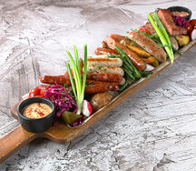 Ассортимент колбасок к пиву