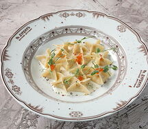 Пельмени с семгой и красной икрой