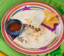 Quesadilla de pollo (кесадилья с курицей)