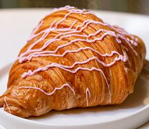 Круассан с клубникой