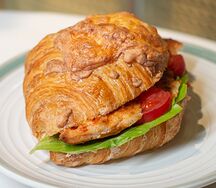 Сырный круассан с курицей