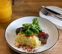 Стейк из говядины с картофельным пюре