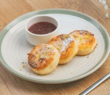 Сырники с соусом