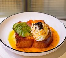 Тост бриошь с форелью и голландским соусом