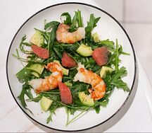 Руккола с креветками и авокадо